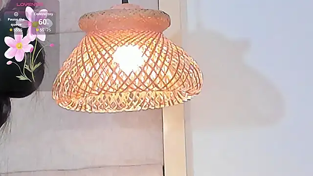 Snapshot of VioletHilton chatting on November 4, 2025, 7:17 pm VioletHilton online show from November 4, 2025, 7:17 pm