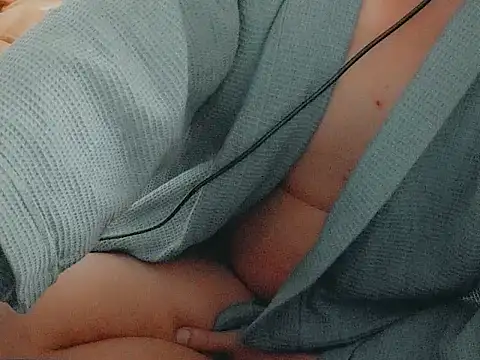 YEUTHUONGNHAU online show from December 19, 2025, 6:43 pm