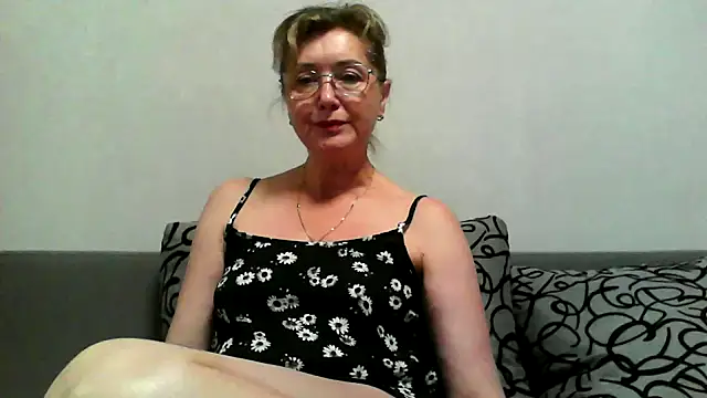 IrynaMolbertx online show from October 16, 2025, 6:27 pm