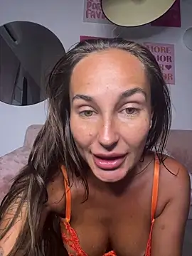 Snapshot of Rosieredxox chatting on June 29, 2026, 10:20 pm Rosieredxox online show from June 29, 2026, 10:20 pm
