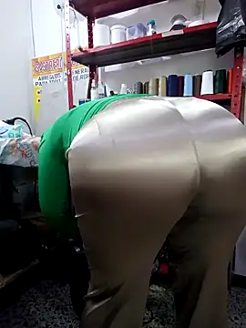 Snapshot of Mia-Glow chatting on December 4, 2025, 12:04 pm Mia-Glow online show from December 4, 2025, 12:04 pm