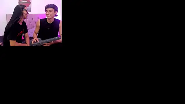 Snapshot of AndretiiAndCamila chatting on September 29, 2025, 1:28 pm AndretiiAndCamila online show from September 29, 2025, 1:28 pm