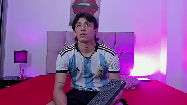 Snapshot of AndretiiAndCamila chatting on October 7, 2025, 6:42 pm AndretiiAndCamila online show from October 7, 2025, 6:42 pm