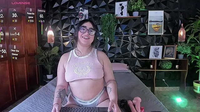 April  foxx online show from September 27, 2025, 3:40 pm