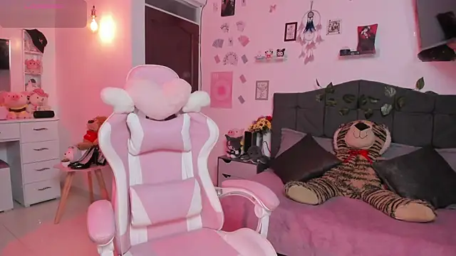 Snapshot of Fia__ chatting on October 1, 2025, 1:00 am Fia   online show from October 1, 2025, 1:00 am