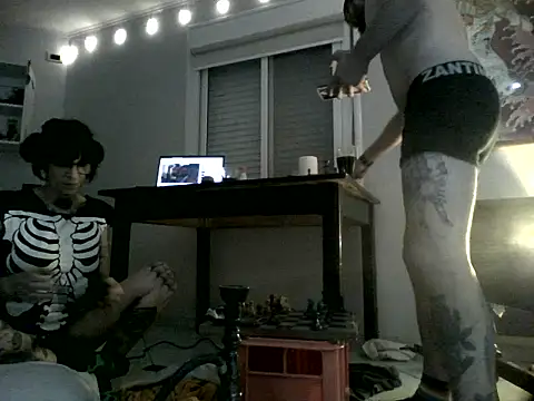 versatilxs online show from November 30, 2025, 7:20 am