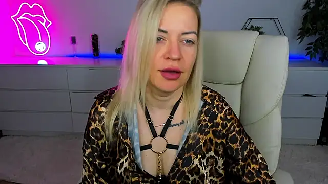 Snapshot of Anna_Snows chatting on October 3, 2025, 5:42 am Anna Snows online show from October 3, 2025, 5:42 am