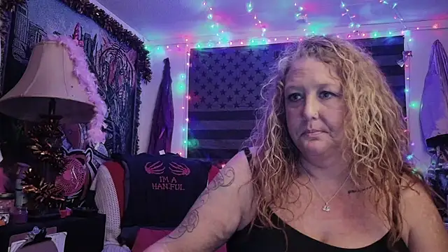 Snapshot of HotRedYeag chatting on October 15, 2025, 6:33 am HotRedYeag online show from October 15, 2025, 6:33 am