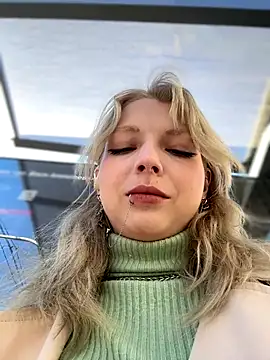 Snapshot of EveLittleSinner chatting on October 8, 2025, 9:22 am EveLittleSinner online show from October 8, 2025, 9:22 am
