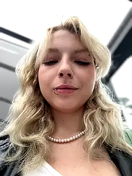 Snapshot of EveLittleSinner chatting on September 18, 2025, 7:44 am EveLittleSinner online show from September 18, 2025, 7:44 am
