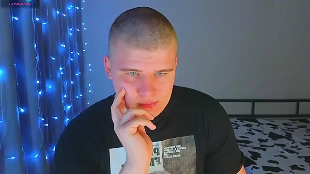 kittenmurr online show from December 1, 2025, 9:43 am