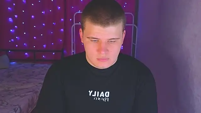 kittenmurr online show from April 16, 2026, 9:39 pm