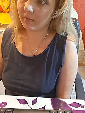 Snapshot of qSensi chatting on October 25, 2025, 12:21 am qSensi online show from October 25, 2025, 12:21 am