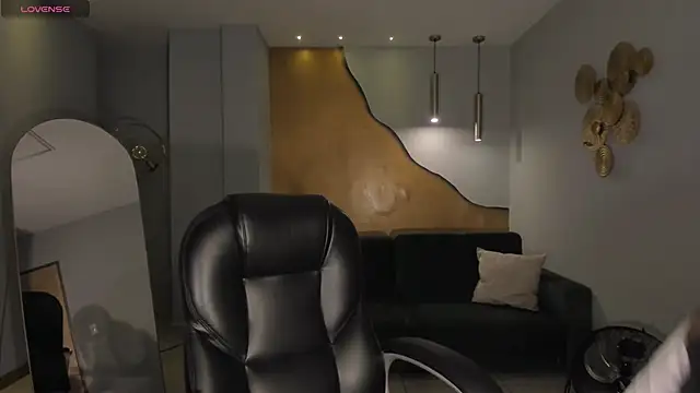 LizzCooper online show from November 5, 2025, 4:15 am