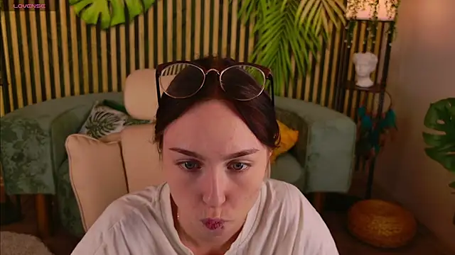 Snapshot of MonikaCarter chatting on September 21, 2025, 10:20 am MonikaCarter online show from September 21, 2025, 10:20 am