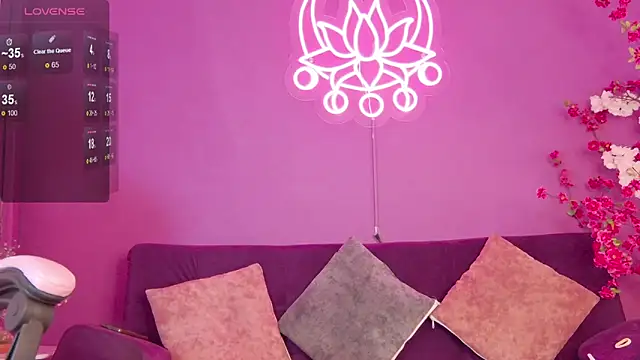 Snapshot of Maylu_Fox chatting on October 20, 2025, 12:27 pm Maylu Fox online show from October 20, 2025, 12:27 pm