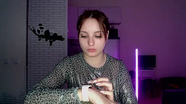 Leonaalove online show from April 2, 2026, 5:30 pm