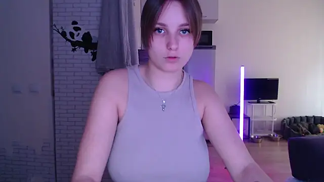 Leonaalove online show from April 1, 2026, 1:41 pm