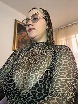 Snapshot of CurvyLust_x chatting on July 10, 2026, 2:17 pm CurvyLust x online show from July 10, 2026, 2:17 pm