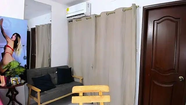 Snapshot of zou_quira chatting on February 22, 2026, 12:51 pm zou quira online show from February 22, 2026, 12:51 pm