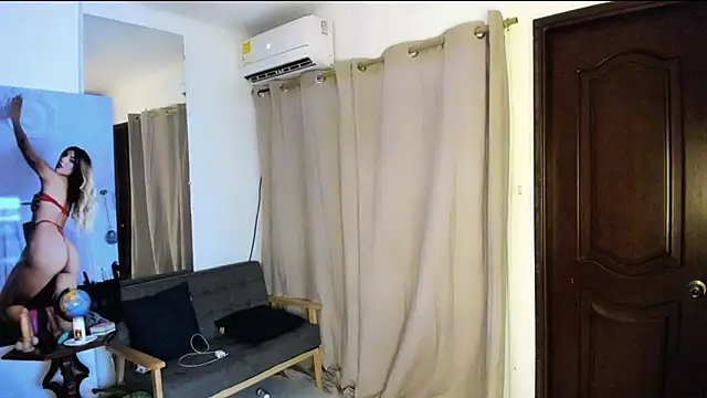 Snapshot of zou_quira chatting on February 20, 2026, 1:35 pm zou quira online show from February 20, 2026, 1:35 pm