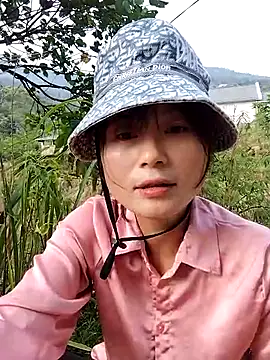 Snapshot of linda_bae00 chatting on October 12, 2025, 1:40 am linda bae00 online show from October 12, 2025, 1:40 am