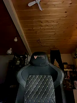 Snapshot of JohnDrippingCum chatting on October 23, 2025, 4:44 am JohnDrippingCum online show from October 23, 2025, 4:44 am