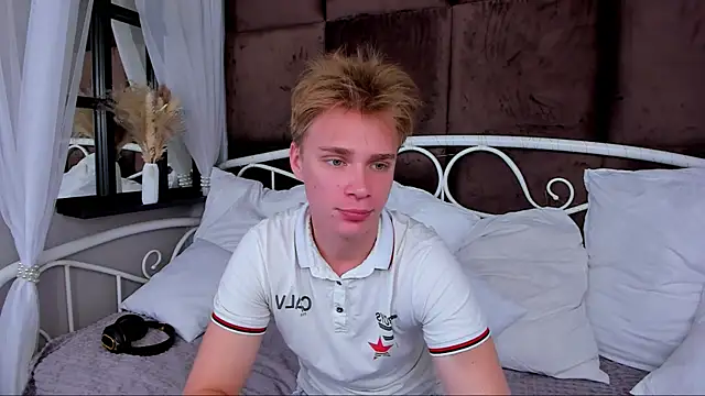 Snapshot of LawrenceMiles chatting on September 10, 2025, 10:47 am LawrenceMiles online show from September 10, 2025, 10:47 am