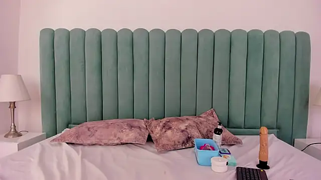 EmilyHanks  online show from November 24, 2025, 11:16 pm