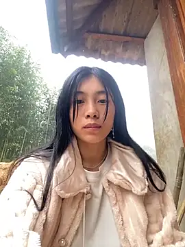 EmLy02 online show from November 18, 2025, 1:10 am