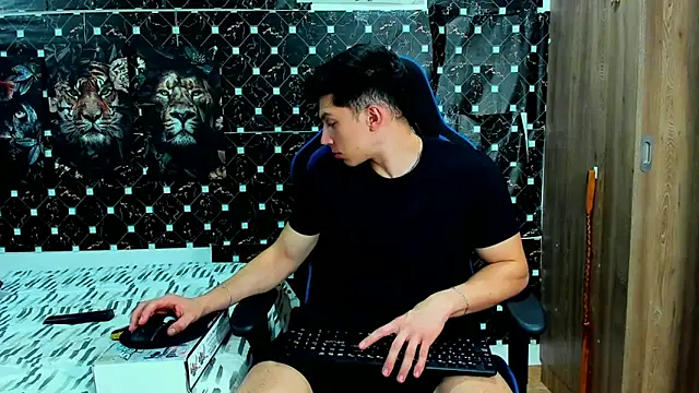 javiersexymann online show from May 14, 2026, 2:41 am