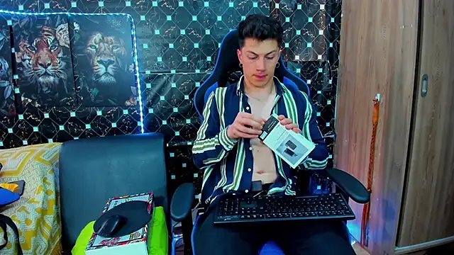 javiersexymann online show from September 30, 2025, 8:59 pm