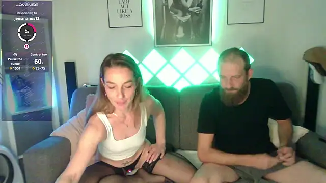 XBellaXundXUweX online show from November 3, 2025, 9:35 am