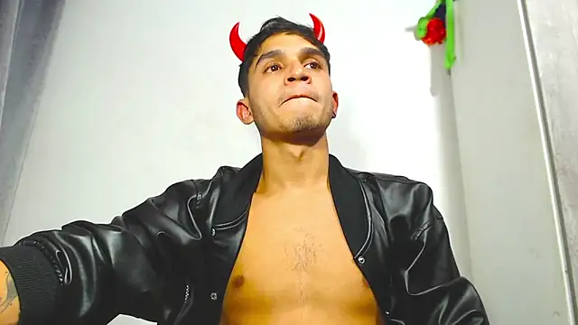 Angel latinboy online show from October 10, 2025, 10:10 pm