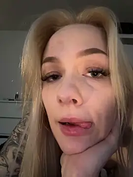 DaryaDoll online show from December 18, 2025, 12:53 pm