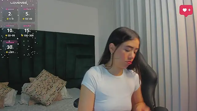 Snapshot of SaraWagner_ chatting on September 15, 2025, 12:11 am SaraWagner online show from September 15, 2025, 12:11 am