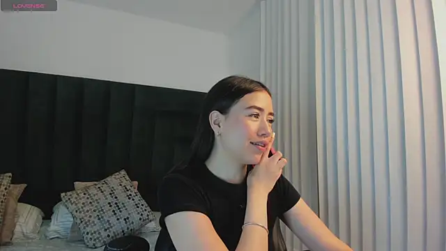 Snapshot of SaraWagner_ chatting on October 1, 2025, 6:01 pm SaraWagner online show from October 1, 2025, 6:01 pm