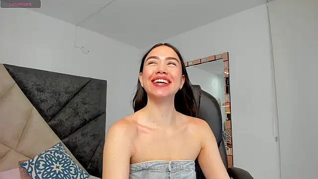 Snapshot of SaraWagner_ chatting on October 10, 2025, 12:11 am SaraWagner online show from October 10, 2025, 12:11 am