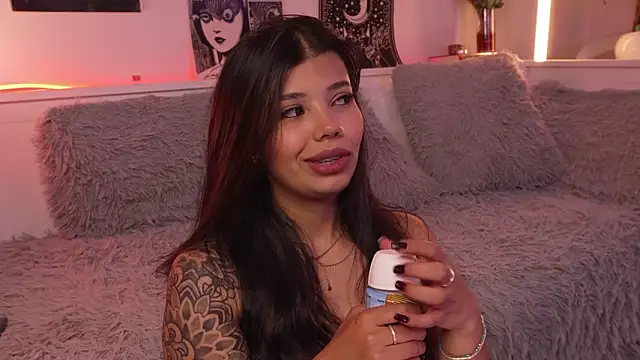 sophieee art online show from March 9, 2026, 5:55 am