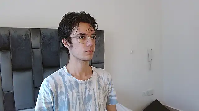 Snapshot of VIKTORNOIR chatting on October 19, 2025, 1:47 pm VIKTORNOIR online show from October 19, 2025, 1:47 pm
