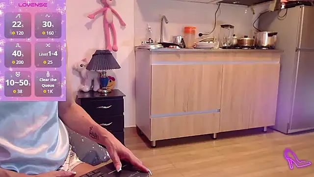 Snapshot of AllysonStonne chatting on January 16, 2026, 1:42 am AllysonStonne online show from January 16, 2026, 1:42 am