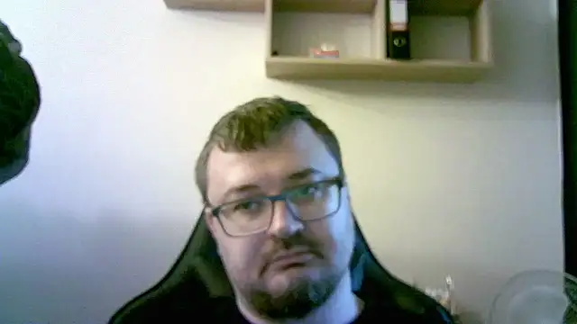 Snapshot of SirAbuser chatting on December 4, 2025, 8:24 am SirAbuser online show from December 4, 2025, 8:24 am