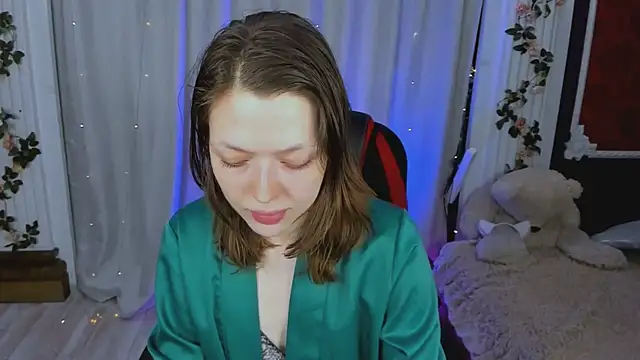 Lunar Lily online show from October 23, 2025, 5:39 am