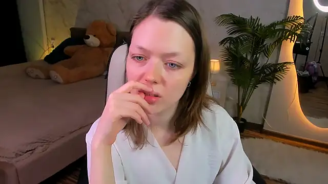 Lunar Lily online show from November 23, 2025, 5:39 am