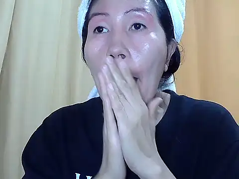 Snapshot of Elara8309 chatting on November 12, 2025, 2:04 am Elara8309 online show from November 12, 2025, 2:04 am