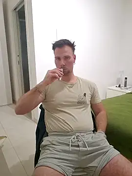 Snapshot of mrlyuis chatting on February 22, 2026, 11:06 pm mrlyuis online show from February 22, 2026, 11:06 pm