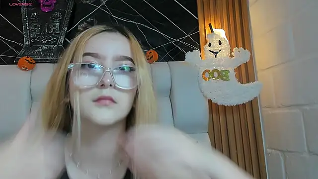 kristal joi dl online show from November 2, 2025, 2:33 pm