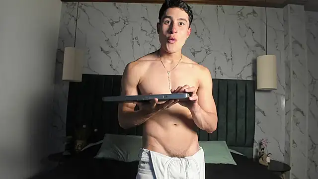 AustinJones  online show from April 20, 2026, 8:32 pm