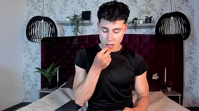 Snapshot of AustinJones_ chatting on November 19, 2025, 7:14 pm AustinJones online show from November 19, 2025, 7:14 pm