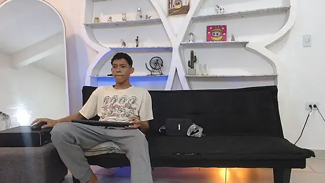 BEAUTY BOYS1 online show from November 11, 2025, 7:14 am